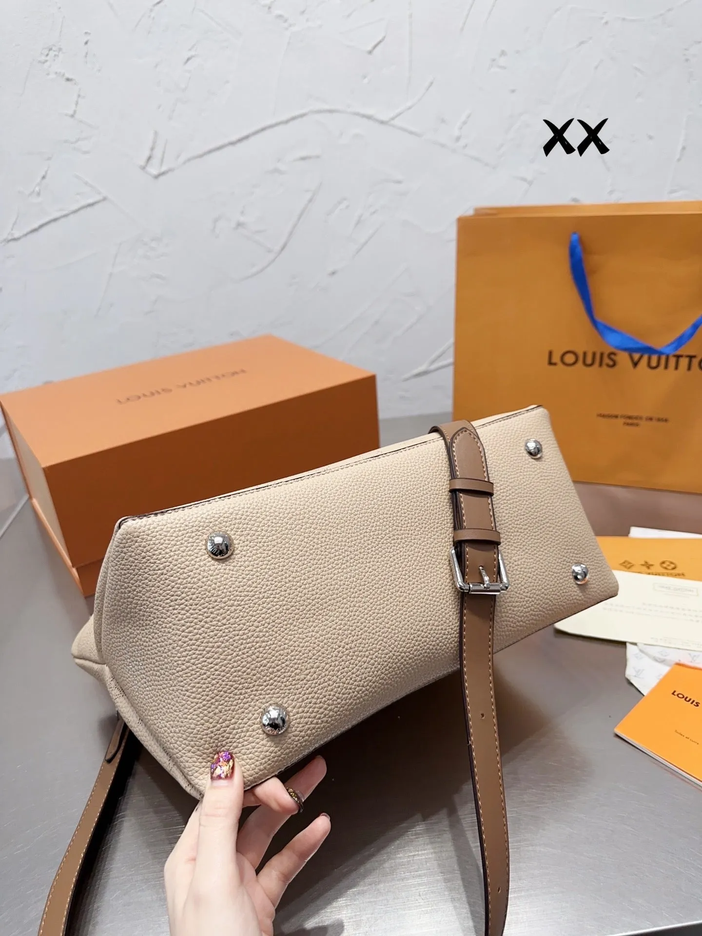 LB797 Beaubourg Hobo MM / 12 x 10.2 x 6.7 inches